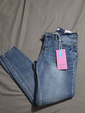 Blue Savvy Women's Mid-Rise Skinny Jeans in Light Blue